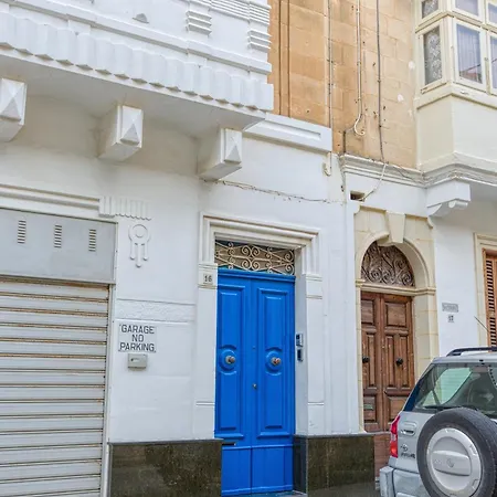 St The Traditional 4-bed Townhouse In