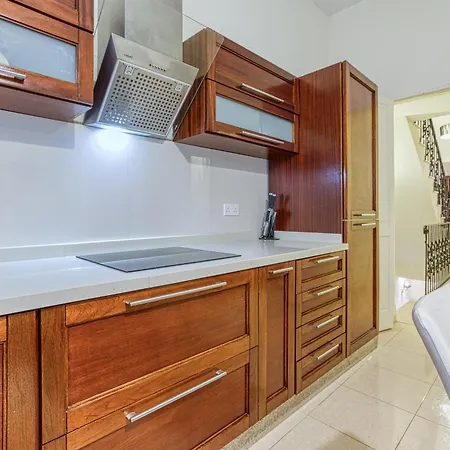 Semesterbostad St The Traditional 4-bed Townhouse In *