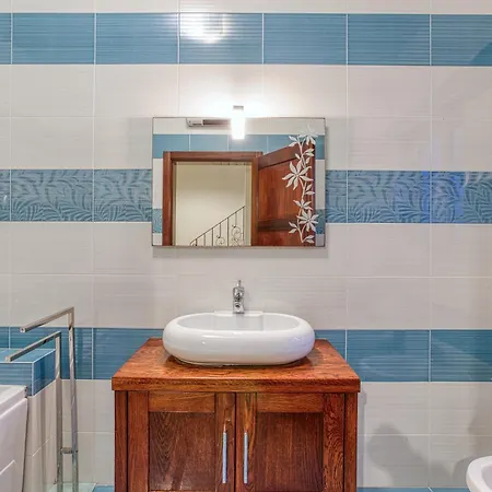 St The Traditional 4-bed Townhouse In *