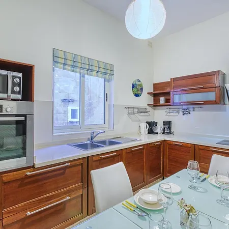 St The Traditional 4-bed Townhouse In