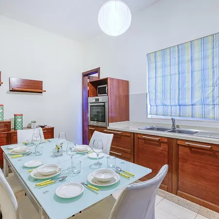 St The Traditional 4-bed Townhouse In Hébergement de vacances Sliema