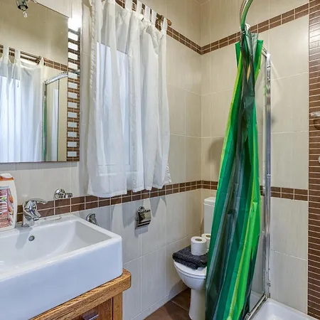 St The Traditional 4-bed Townhouse In Hébergement de vacances Sliema
