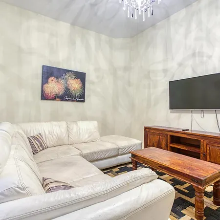 St The Traditional 4-bed Townhouse In Dom wakacyjny *