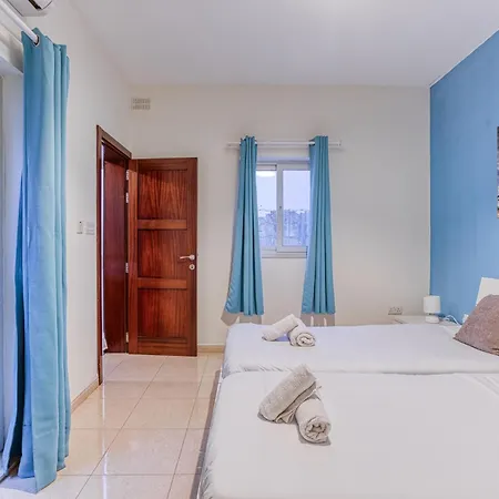 St The Traditional 4-bed Townhouse In Casa vacanze *