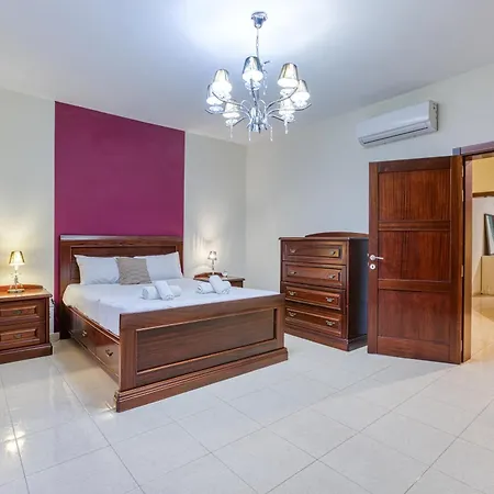 St The Traditional 4-bed Townhouse In