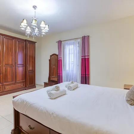 St The Traditional 4-bed Townhouse In Dom wakacyjny