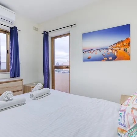 St The Traditional 4-bed Townhouse In Hébergement de vacances Sliema