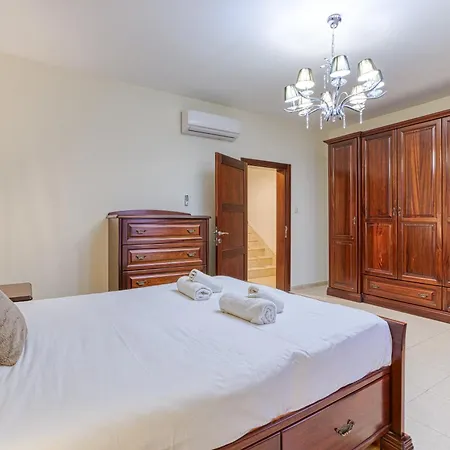 St The Traditional 4-bed Townhouse In Casa vacanze *