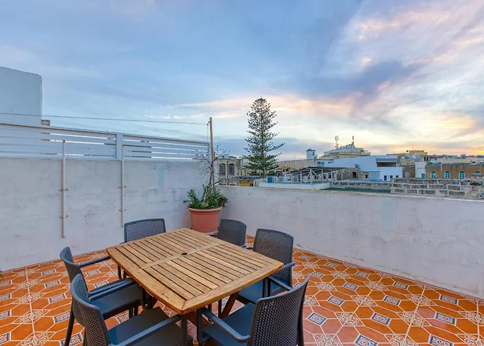 St The Traditional 4-bed Townhouse In 슬리에마