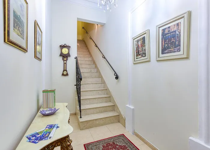 St The Traditional 4-bed Townhouse In 펜션 *