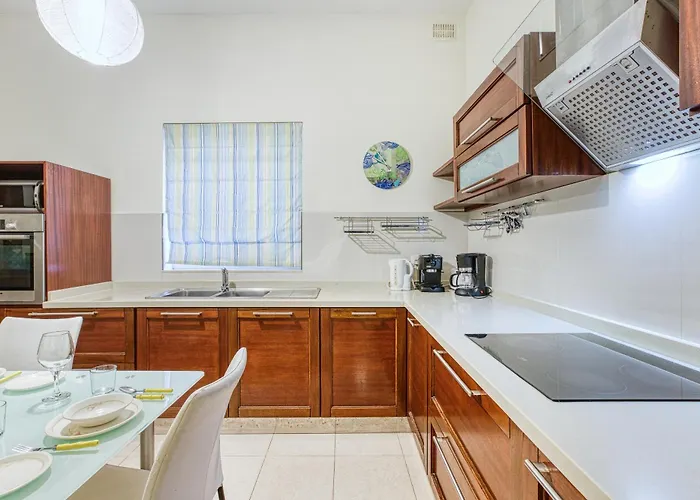 St The Traditional 4-bed Townhouse In 펜션 *