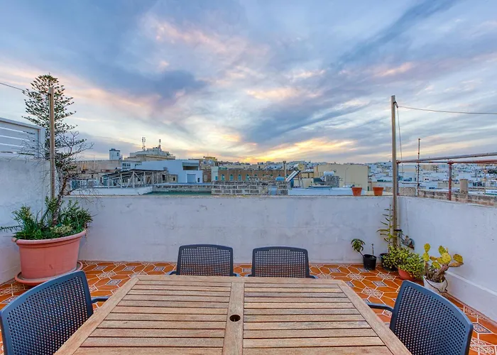 St The Traditional 4-bed Townhouse In * 슬리에마