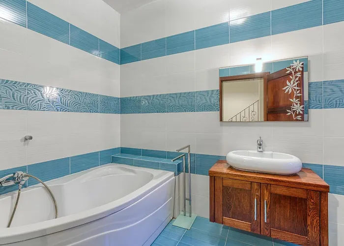 펜션 St The Traditional 4-bed Townhouse In *