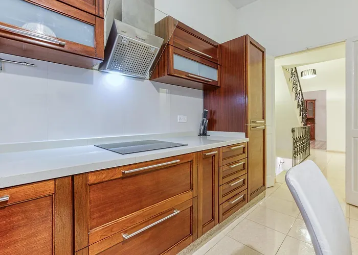 펜션 St The Traditional 4-bed Townhouse In *