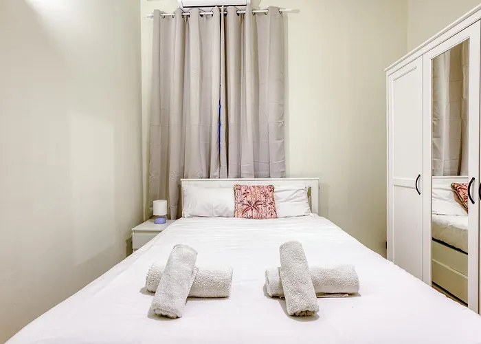 St The Traditional 4-bed Townhouse In 펜션 슬리에마