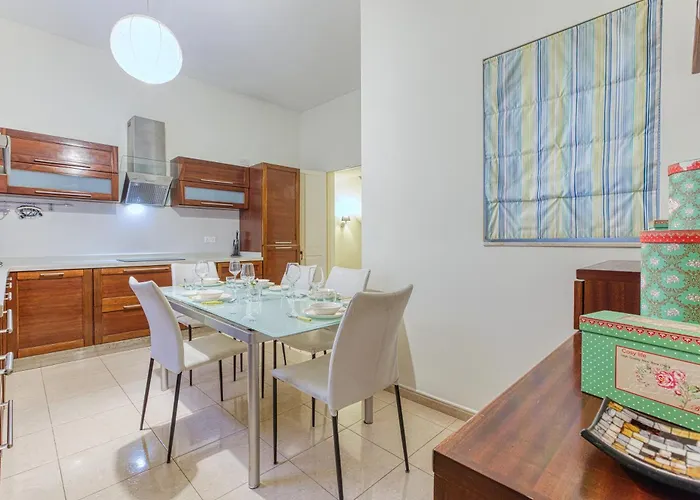 St The Traditional 4-bed Townhouse In