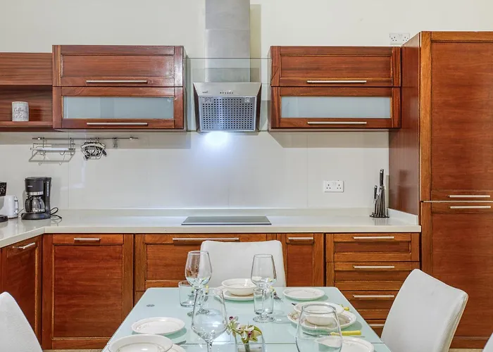 St The Traditional 4-bed Townhouse In 펜션 *