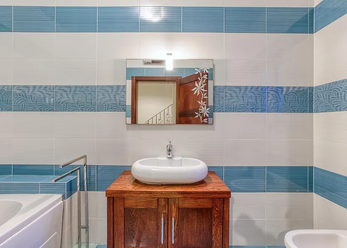 St The Traditional 4-bed Townhouse In *