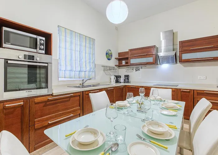 St The Traditional 4-bed Townhouse In 슬리에마