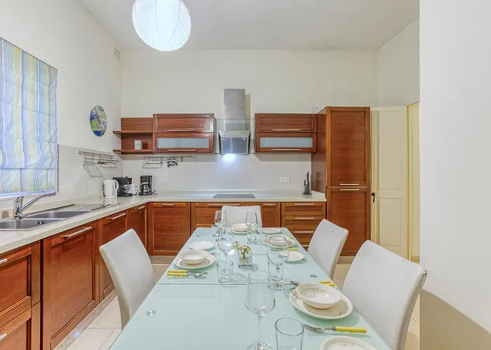 St The Traditional 4-bed Townhouse In * 슬리에마