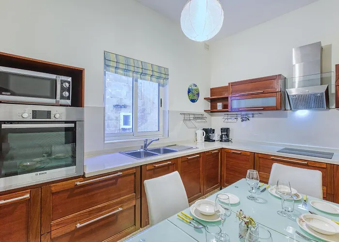 St The Traditional 4-bed Townhouse In
