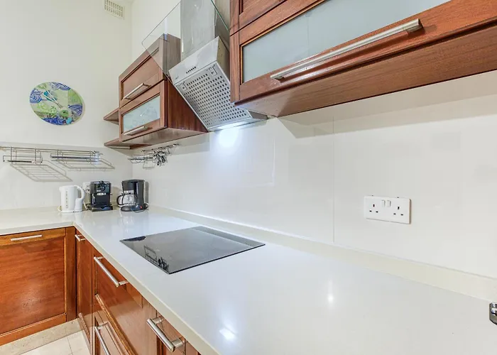 St The Traditional 4-bed Townhouse In 펜션