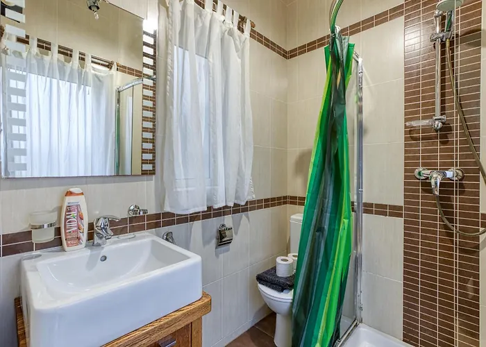 St The Traditional 4-bed Townhouse In 펜션 슬리에마