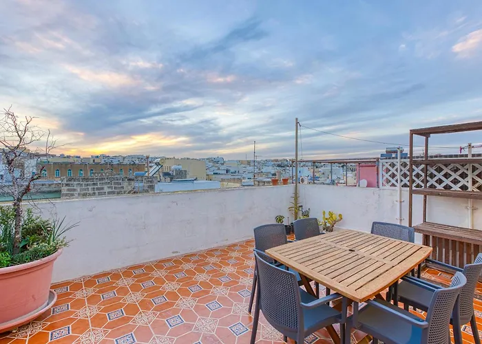 St The Traditional 4-bed Townhouse In * 슬리에마