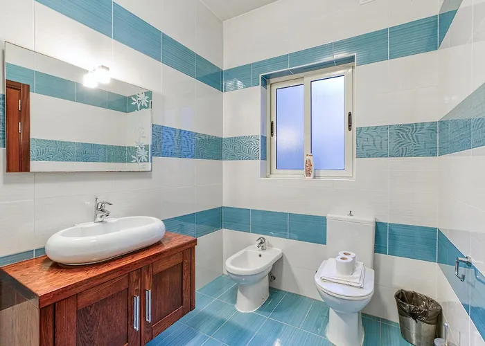 St The Traditional 4-bed Townhouse In * 슬리에마