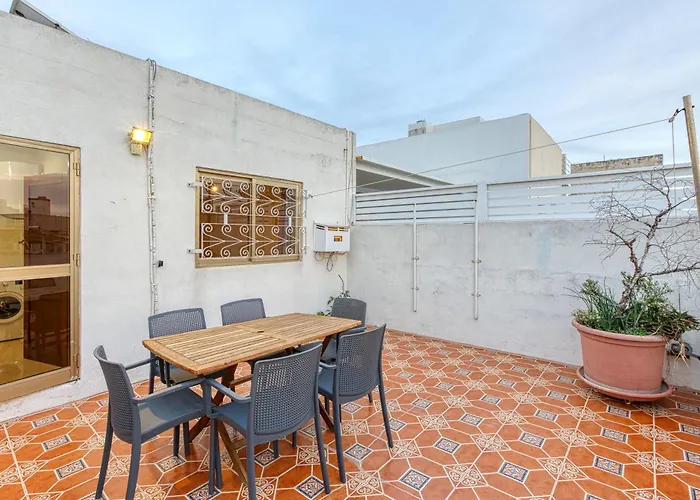 St The Traditional 4-bed Townhouse In *