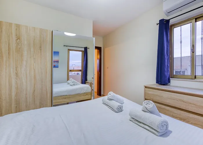 St The Traditional 4-bed Townhouse In 펜션