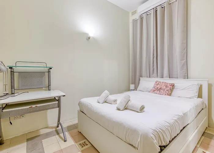 St The Traditional 4-bed Townhouse In 펜션 슬리에마