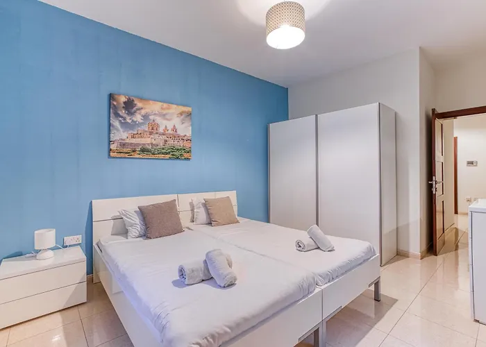 St The Traditional 4-bed Townhouse In * 슬리에마