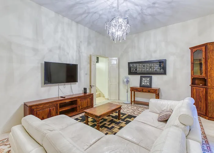 St The Traditional 4-bed Townhouse In 펜션 슬리에마