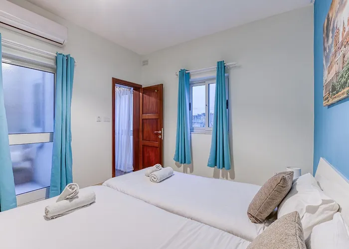 St The Traditional 4-bed Townhouse In 펜션