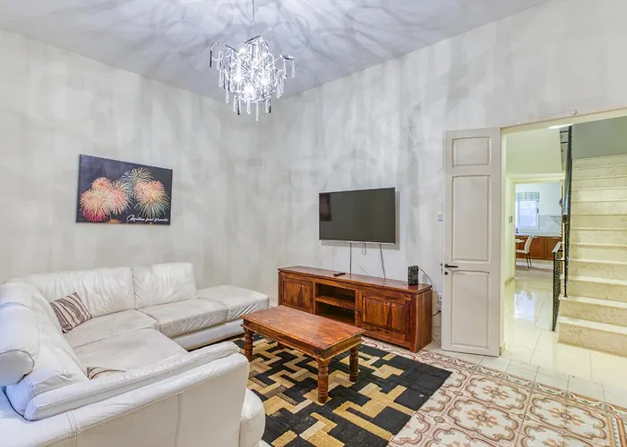 St The Traditional 4-bed Townhouse In 펜션 *