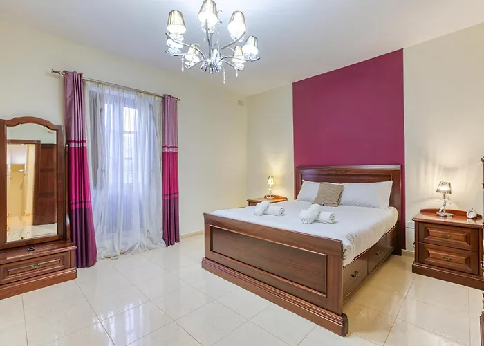 St The Traditional 4-bed Townhouse In