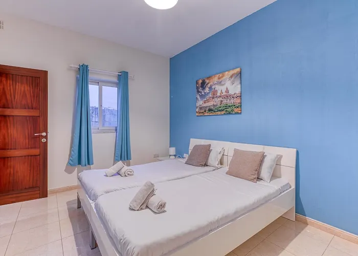 St The Traditional 4-bed Townhouse In 펜션