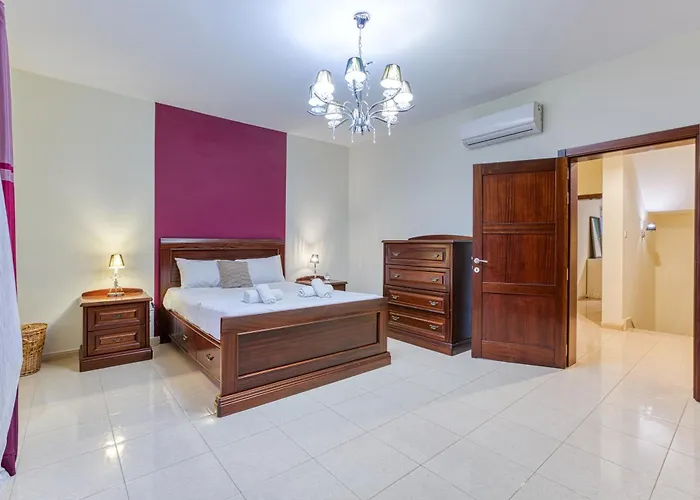 St The Traditional 4-bed Townhouse In