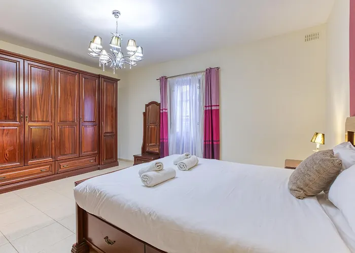 St The Traditional 4-bed Townhouse In 펜션