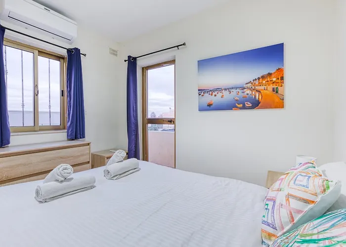 St The Traditional 4-bed Townhouse In 펜션 슬리에마