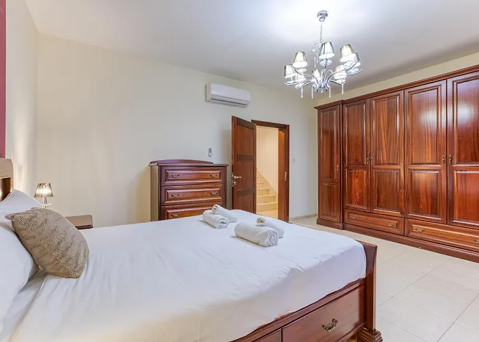 St The Traditional 4-bed Townhouse In 펜션 *