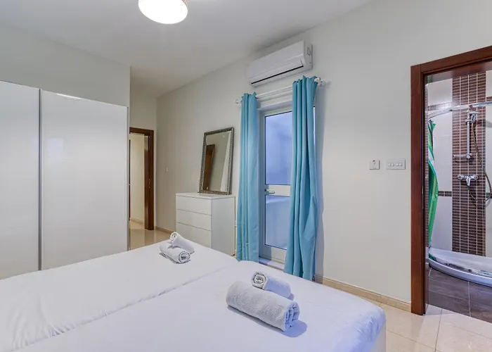 St The Traditional 4-bed Townhouse In 펜션 *