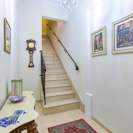St The Traditional 4-bed Townhouse In Ferienhaus *