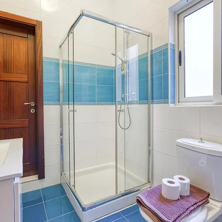 St The Traditional 4-bed Townhouse In
